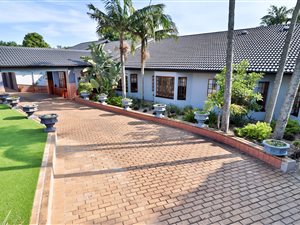8 Bed House in Meerensee