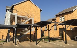 2 Bedroom Townhouse in Rooihuiskraal