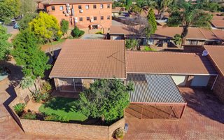 3 Bedroom Townhouse in Die Hoewes