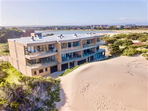 694 m² Commercial space in Paradise Beach
