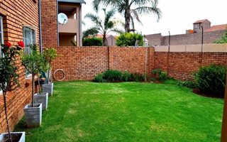 2 Bedroom Townhouse in Rooihuiskraal North