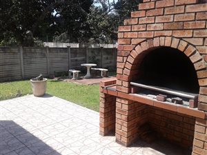 2 Bed Apartment in Hibberdene