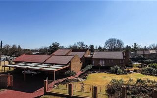 4 Bedroom House in Universitas