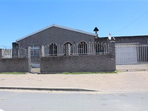 4 Bedroom House in Nooitgedacht