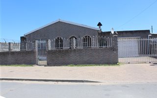 4 Bedroom House in Nooitgedacht