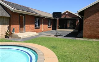 4 Bedroom House in Henley on Klip