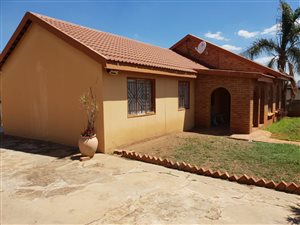 3 Bed House in Lotus Gardens