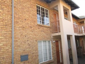 2 Bed Apartment in Rooihuiskraal North