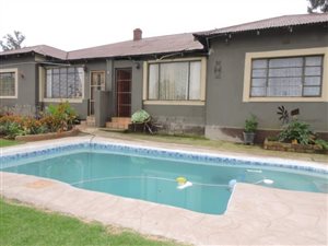 6 Bed House in Aston Lake