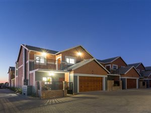 4 Bed Townhouse in Heuwelsig