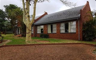 4 Bedroom House in Strydfontein and surrounds