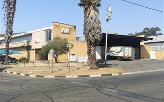Commercial space in Robertsham
