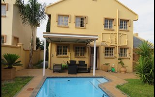2 Bedroom Townhouse in Weltevreden Park