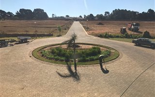572 m² Land available in Blue Hills