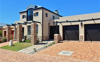 3 Bedroom House in Van Riebeeckstrand