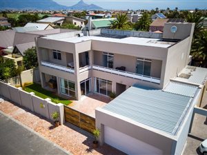 6 Bed House in Sunset Beach