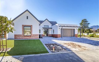 3 Bedroom House in Somerset West Central