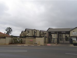 3 Bed Apartment in Ruimsig
