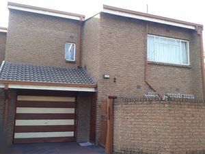 3 Bed Townhouse in Vereeniging Central