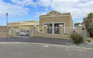6 Bedroom House in Gordons Bay Central