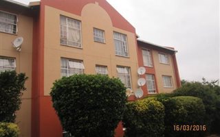 2 Bedroom Flat in Weltevreden Park