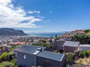 595 m² Land available in Fish Hoek