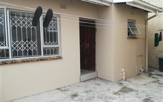 1 Bedroom Garden Cottage in Chatsworth Central