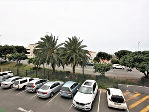 211 m² Retail Space in Sunningdale