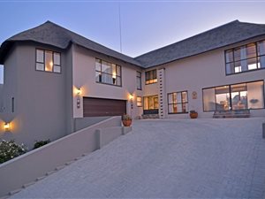 4 Bed House in Heuningklip