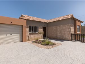 3 Bed Townhouse in Hansmoeskraal