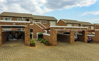 2 Bedroom Townhouse in Heuwelsig Estate