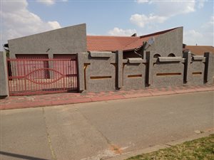 4 Bed House in Spruit View