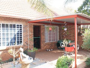 2 Bed Townhouse in Die Hoewes