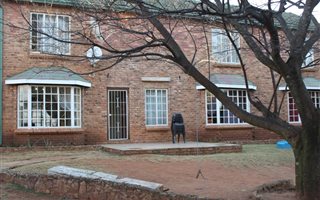 4 Bedroom House in Heuweloord