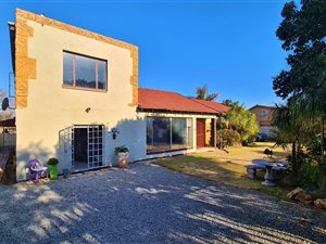 7 Bed House in Ravensklip