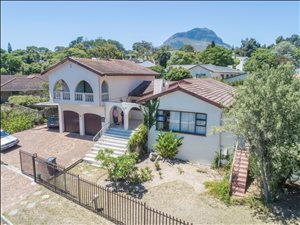 5 Bedroom House in Die Wingerd