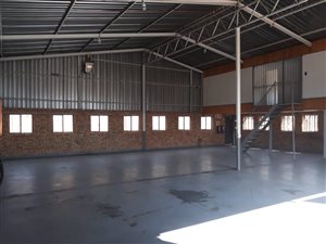 350 m² Industrial space in Glen Marais