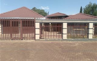 4 Bedroom House in Dalpark
