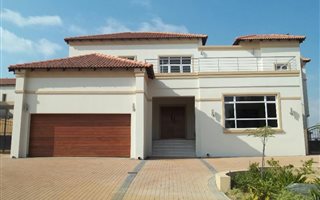 4 Bedroom House in Blue Valley Golf Estate