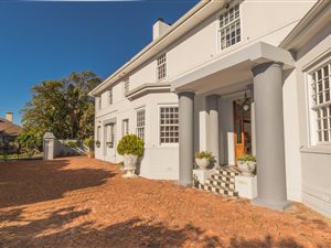 10 Bed House in Lakeside