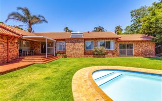 4 Bedroom House in Weltevreden Park