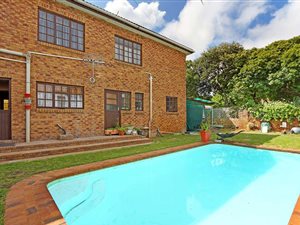 6 Bed House in Oakdene