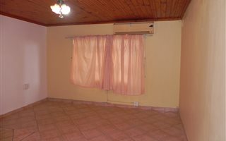 Bachelor apartment in Grove End