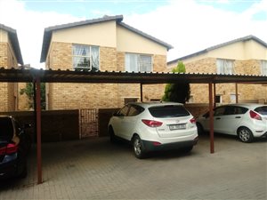 3 Bed Townhouse in Heuwelsig Estate
