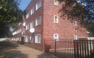 2 Bedroom Flat in Vanderbijlpark Central