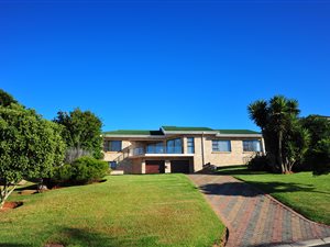 4 Bedroom House in Hartenbos Heuwels