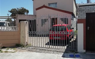 4 Bedroom House in Lentegeur