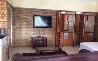 1 Bedroom Garden Cottage in Bramley