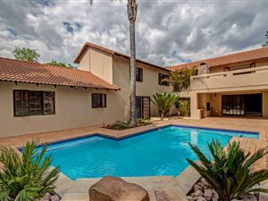4 Bed House in Douglasdale