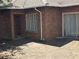 9 Bed House in Riamarpark